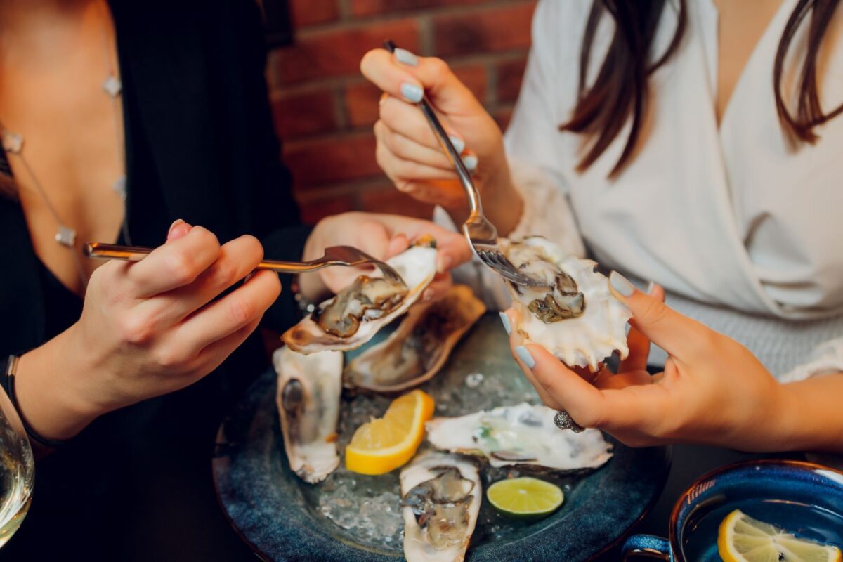 girls eating oysters